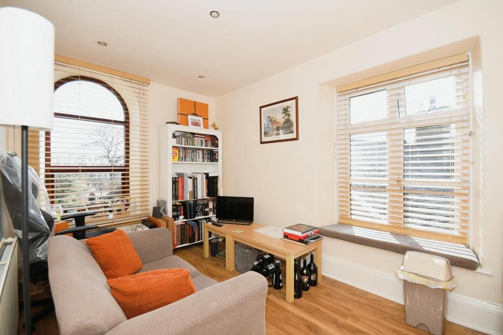 Flat 2   living 01.jpg
