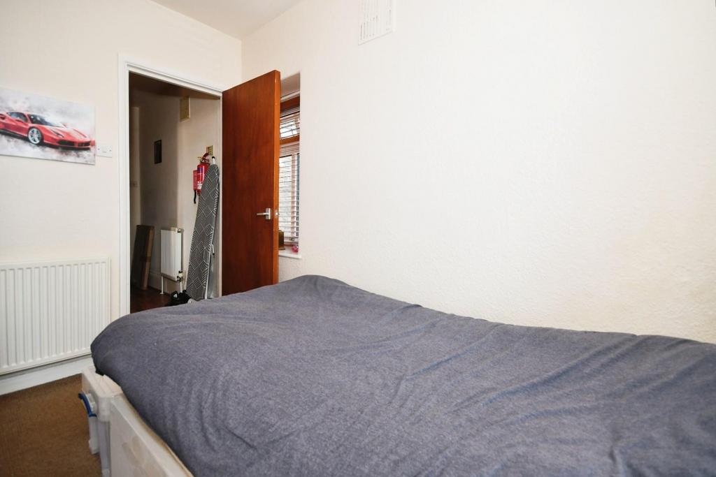 Flat 2   bedroom 02.jpg