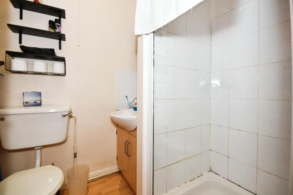 Flat 2   bathroom 01.jpg