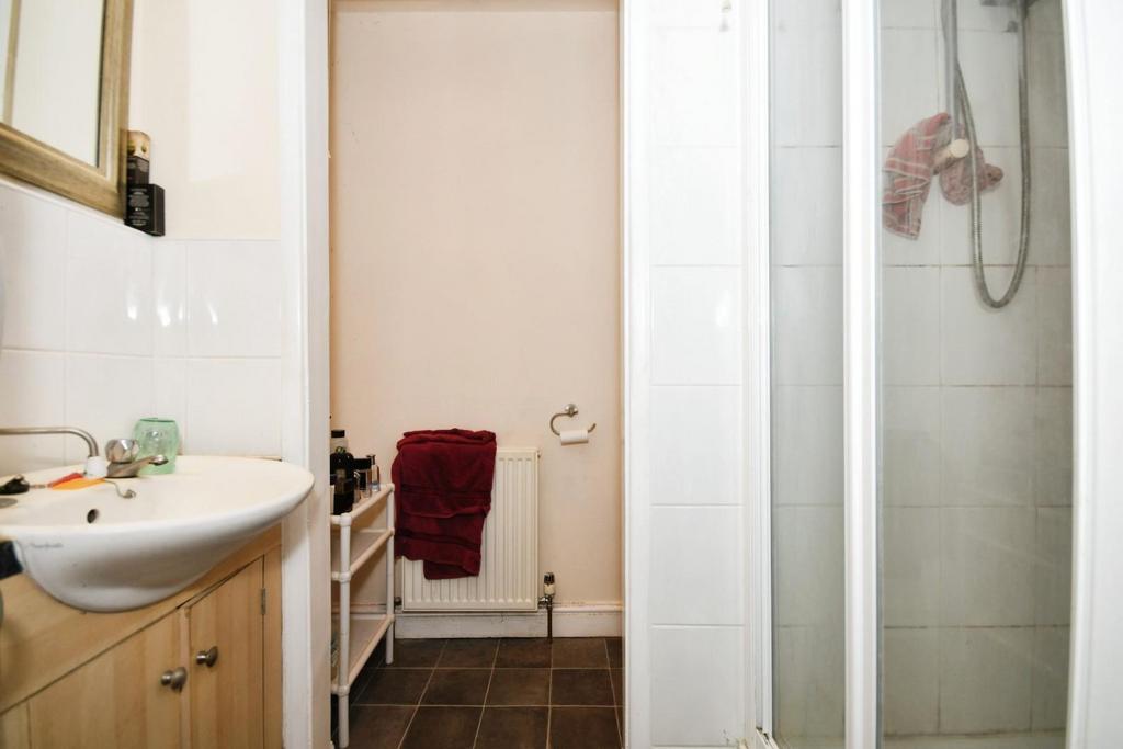 Flat 3   bathroom 01.jpg