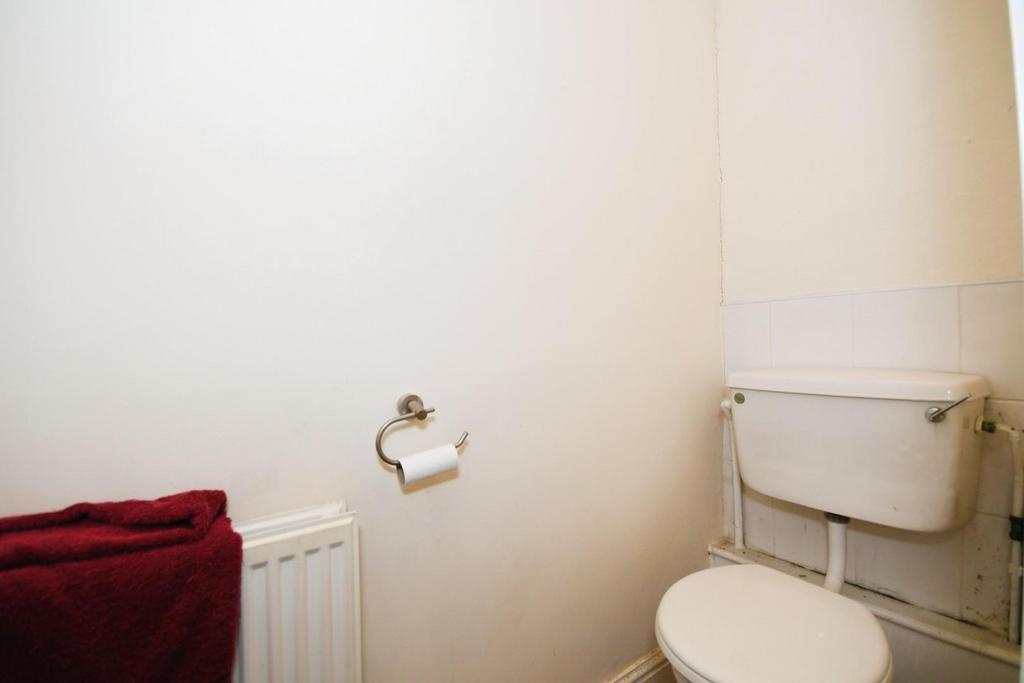 Flat 3   bathroom 02.jpg