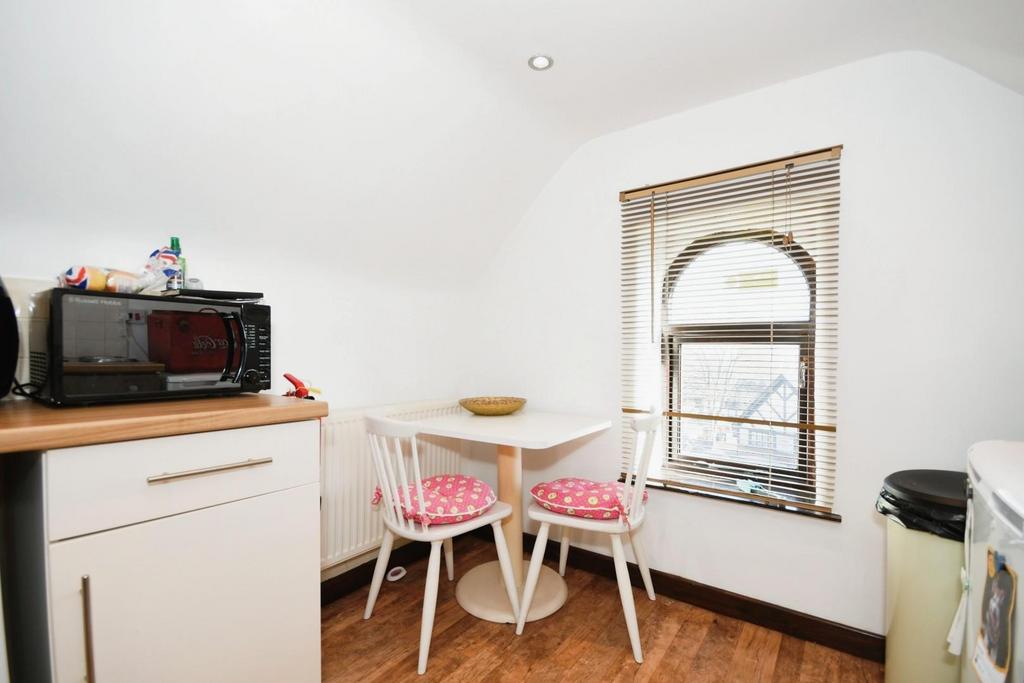 Flat 5   kitchen 02.jpg