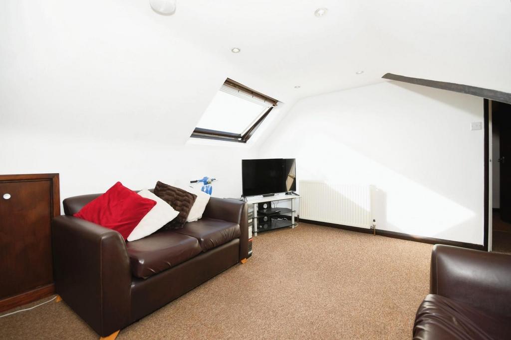 Flat 5   living 02.jpg