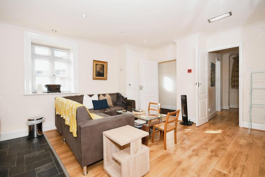 Flat 6   living 01.jpg