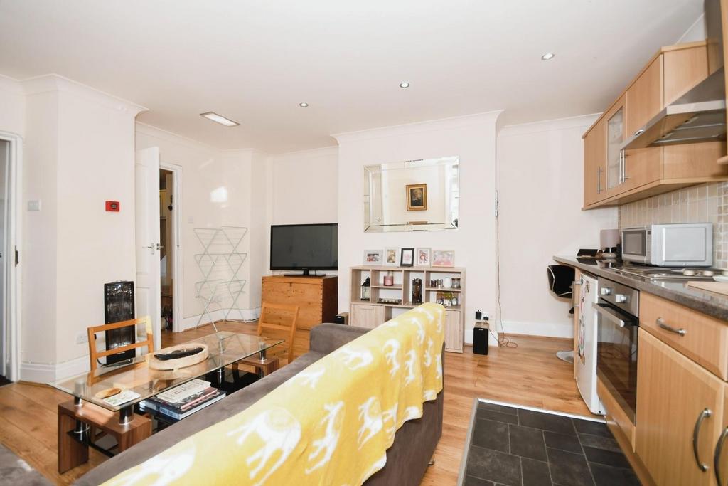 Flat 6   kitchen living 01.jpg