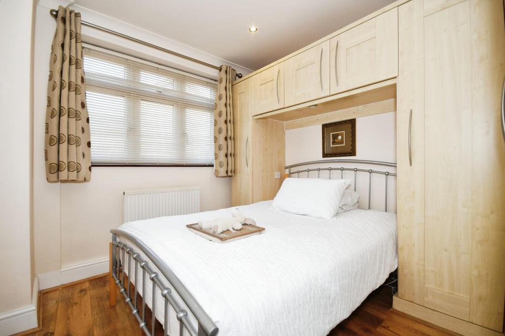 Flat 6   bedroom 01.jpg