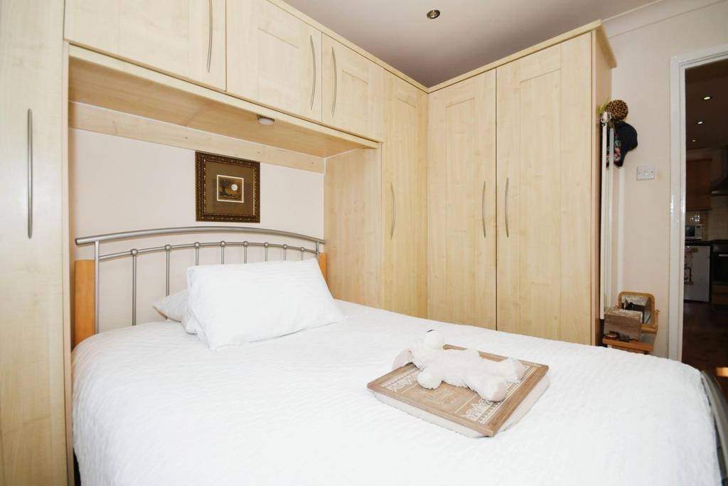 Flat 6   bedroom 02.jpg