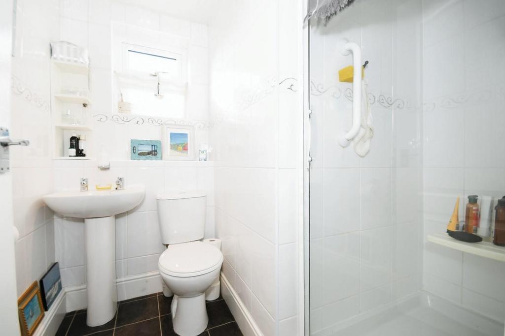 Flat 6   bathroom.jpg