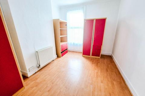 3 bedroom terraced house to rent, Thorpe Road,, Barking,, Essex,, IG11 9XJ, UK