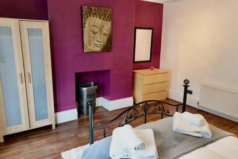 3 bedroom apartment to rent, Richmond Road, South Shields