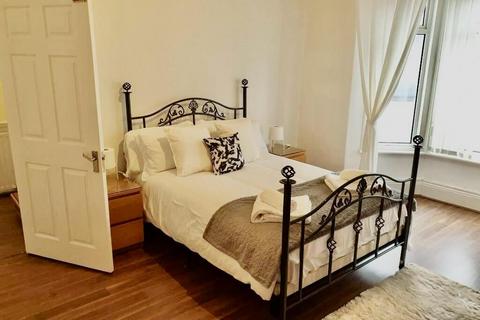 3 bedroom apartment to rent, Richmond Road, South Shields