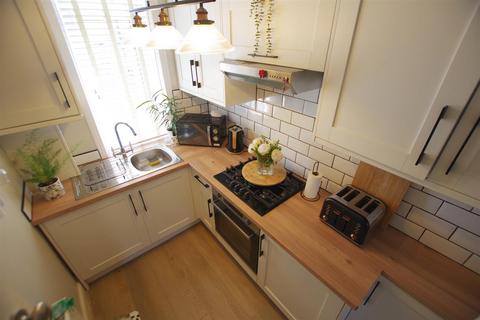 9 Ashfield Terrace, Greetland, Halifax, HX4 8HZ