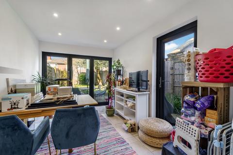 10 Grosvenor Road, Brentford, TW8 0NW