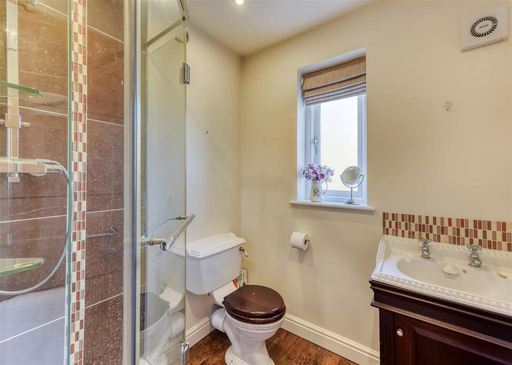 St Cuthberts House-bed5 ensuite.jpg