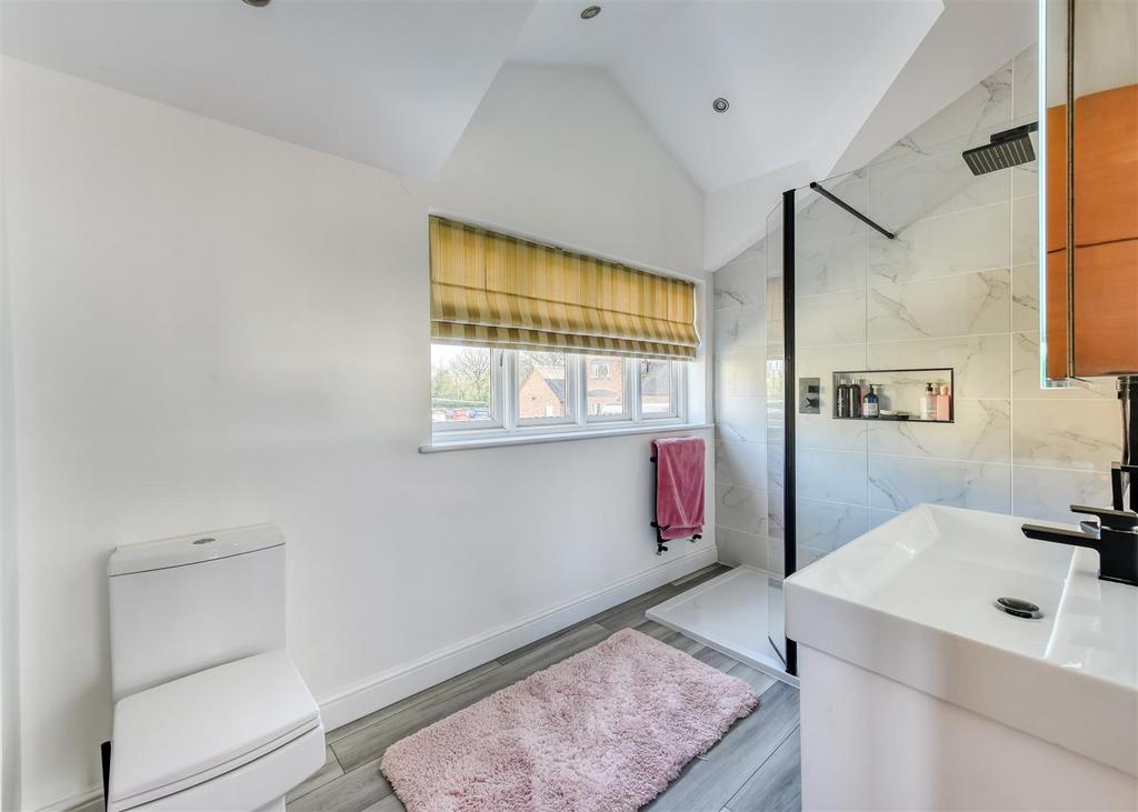 St Cuthberts House-bed1 ensuite.jpg