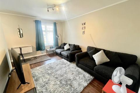 2 bedroom apartment to rent, Drumaldrace, Washington