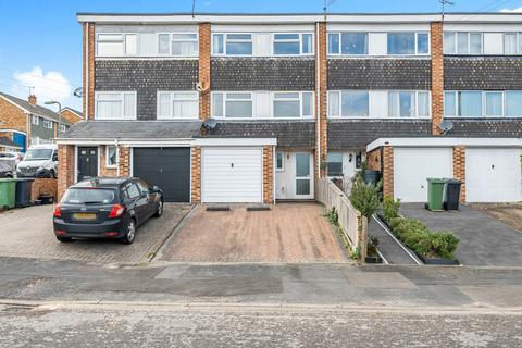 4 bedroom terraced house to rent, Beresford Road, Hampshire SO53