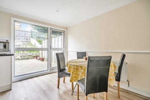 4 bedroom terraced house to rent, Beresford Road, Hampshire SO53