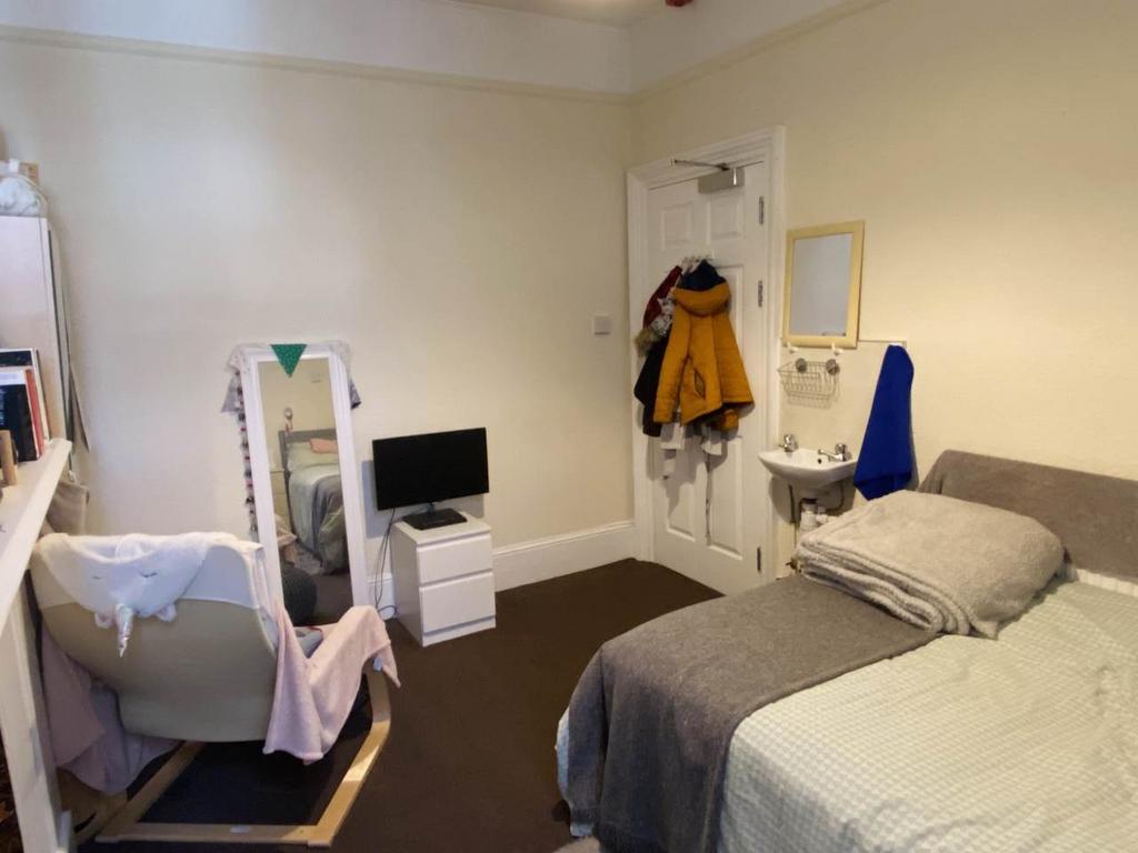 Room i