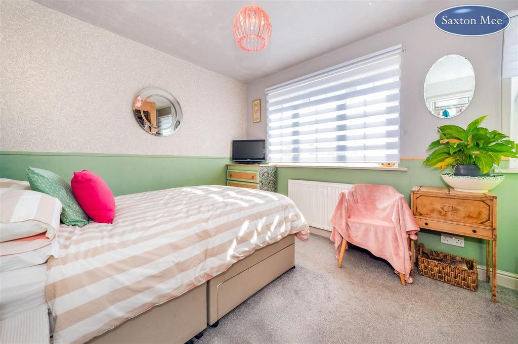 Bedroom 1 4334.jpg