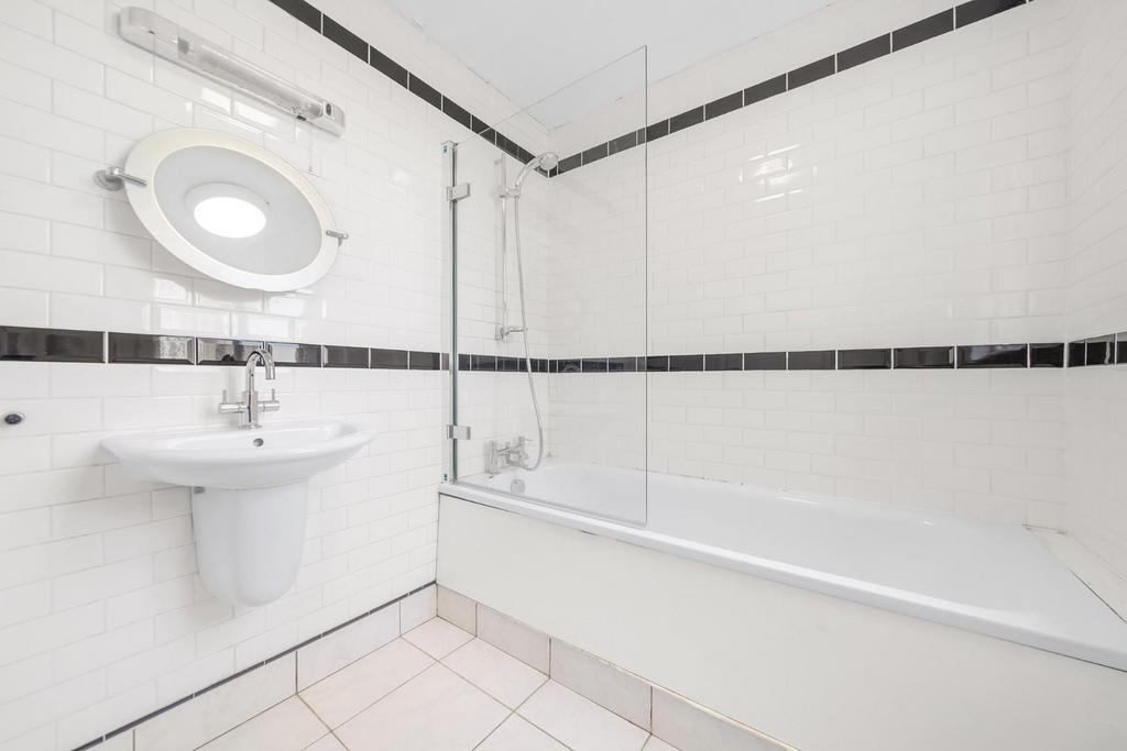 Bathroom (2).jpg