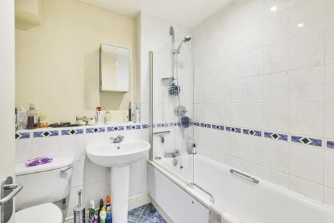2 bedroom apartment to rent, Balham High Road London SW17