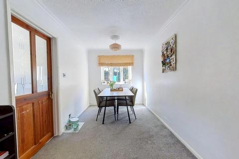 25 Deansway, Northampton, NN3 5JY