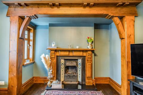 4 bedroom semi-detached house for sale, Harries Avenue, Llanelli