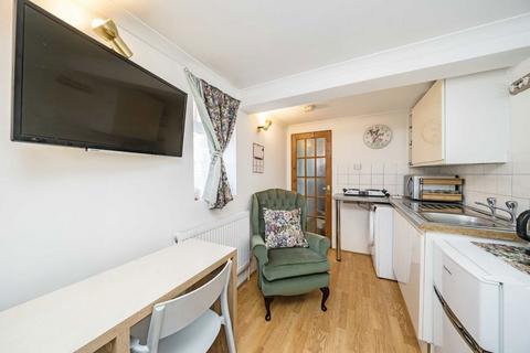 1 bedroom flat to rent, Fountains Avenue, Feltham TW13