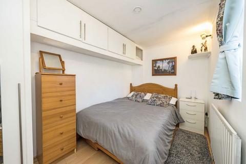 1 bedroom flat to rent, Fountains Avenue, Feltham TW13
