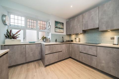 2 bedroom flat for sale, Portsmouth Road, Surbiton KT6