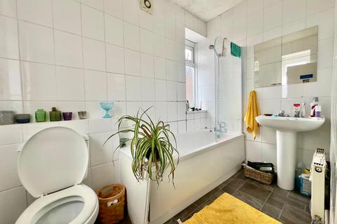 3 bedroom flat for sale, Chillingham Road, Heaton, Newcastle upon Tyne, NE6