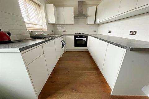 2 bedroom maisonette to rent, Boscombe