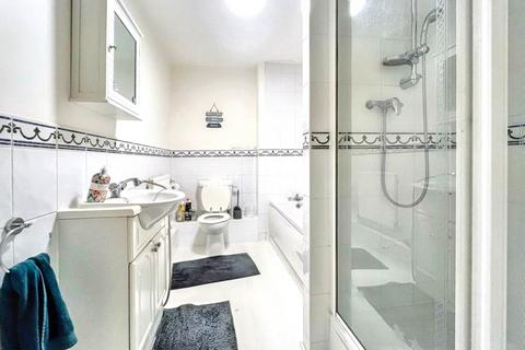 2 bedroom apartment to rent, Knvyeton Road, Bournemouth BH1