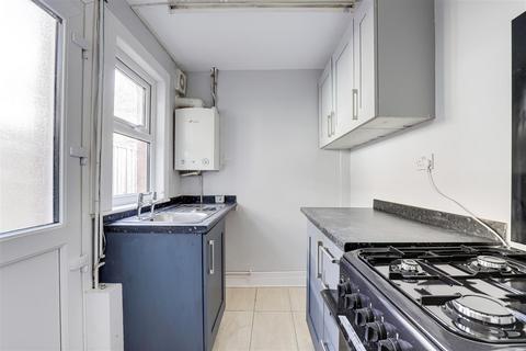 2 bedroom terraced house to rent, Windermere Road, Forest Fields NG7