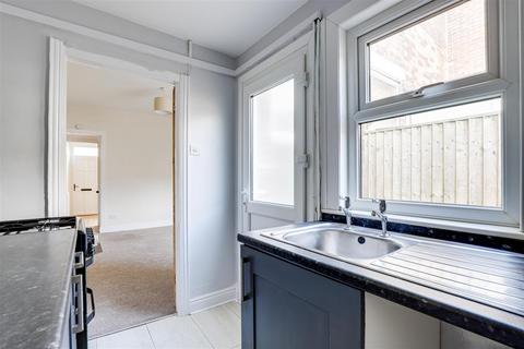 2 bedroom terraced house to rent, Windermere Road, Forest Fields NG7