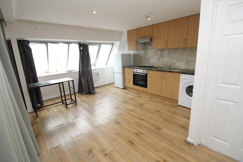 Studio to rent, Croydon Road, Penge, SE20