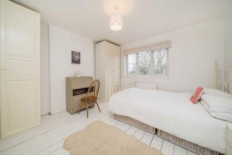 14 Chumleigh Walk, Surbiton, KT5 8BW