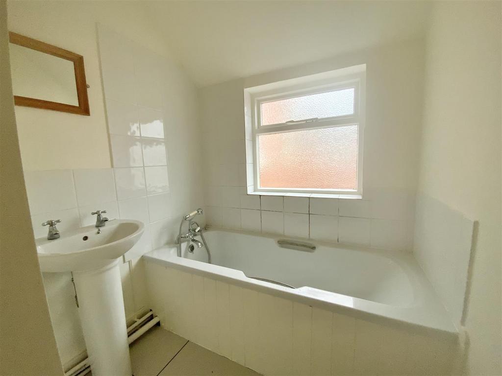 Bathroom (First Floor)