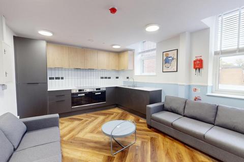 5 bedroom flat to rent, Thurloe House, Manchester M14