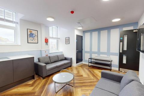 5 bedroom flat to rent, Thurloe House, Manchester M14