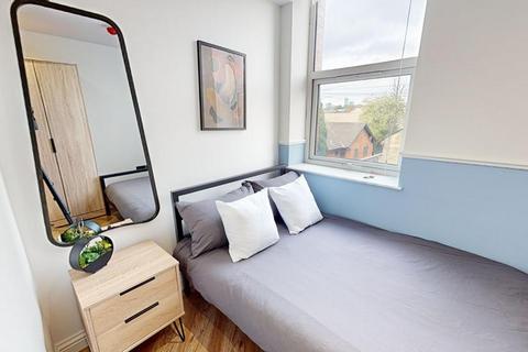 5 bedroom flat to rent, Thurloe House, Manchester M14