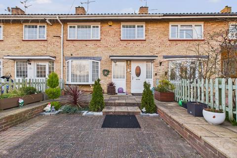 15 Barry Close, Crawley, RH10 5AH