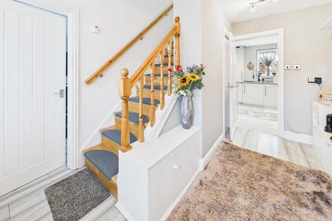 15 Barry Close, Crawley, RH10 5AH