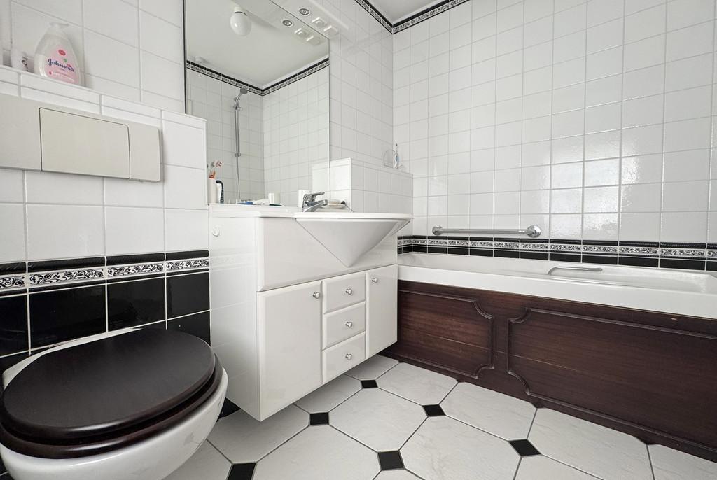 4 MH Bathroom