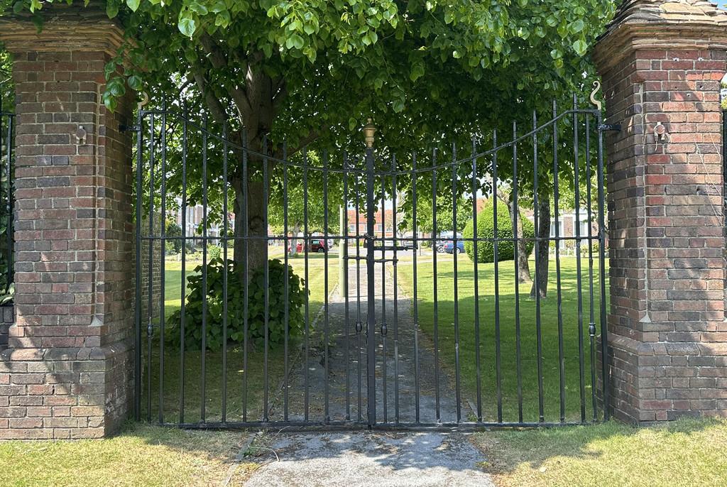 4 MH Gates
