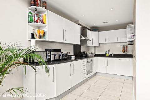 2 bedroom apartment to rent, Station Road, Ware SG12