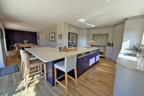 6 bedroom detached bungalow for sale, High Street, Scarborough YO13