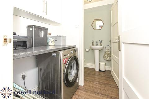 30 Alandale Drive, Royton, Oldham, OL2 5TU