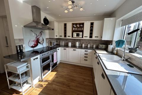 3 bedroom detached house for sale, Glan Y Mor Road, Penrhyn Bay